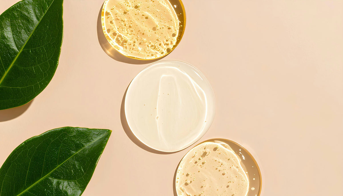 Texturas de crema y gel con una hoja verde sobre fondo claro